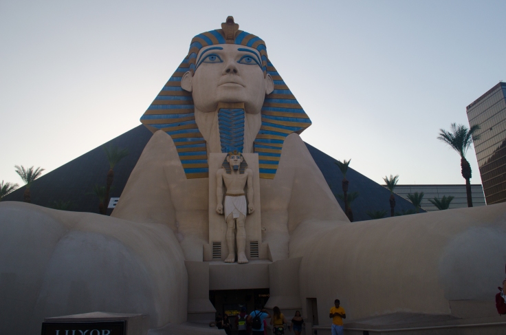 Luxor Hotel - ai piedi della Sfinge